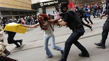 carga policial contra los manifestantes en taksim